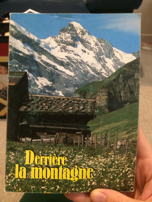 Derrière la montagne