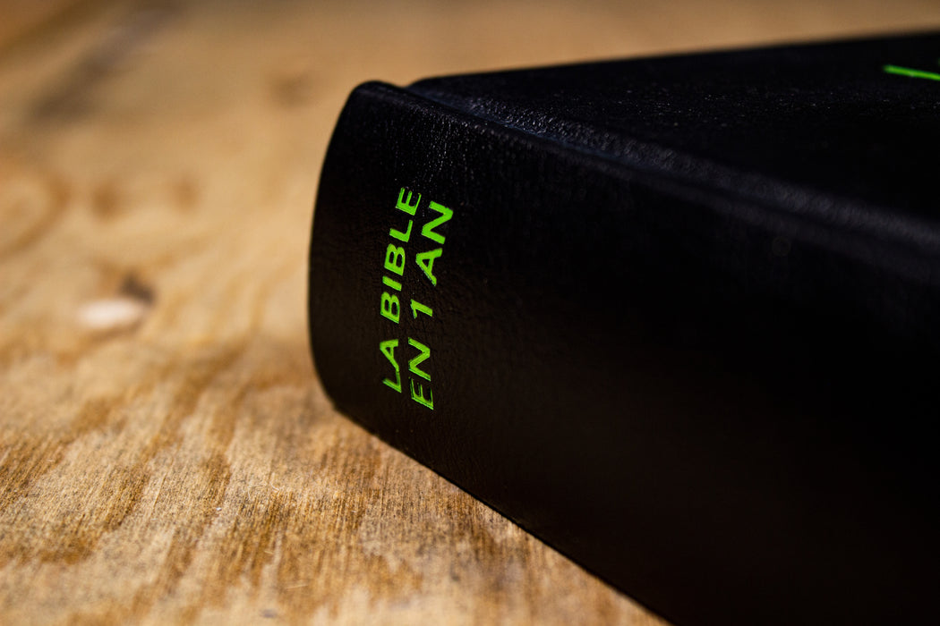 La Bible en 1 an Nouvelle Français Courant Noire souple