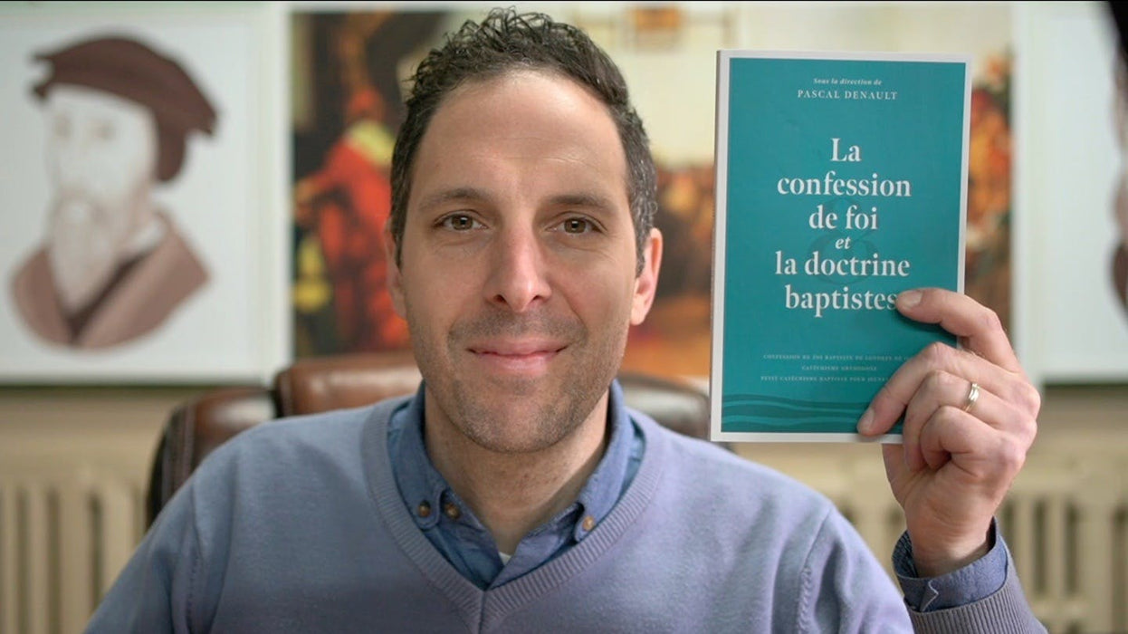 Pascal Denault qui tient en main La confession de foi et la doctrine baptistes